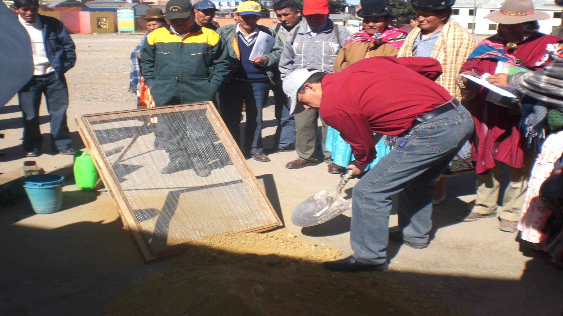 Capacitación para fabricar ladrillos sustentables